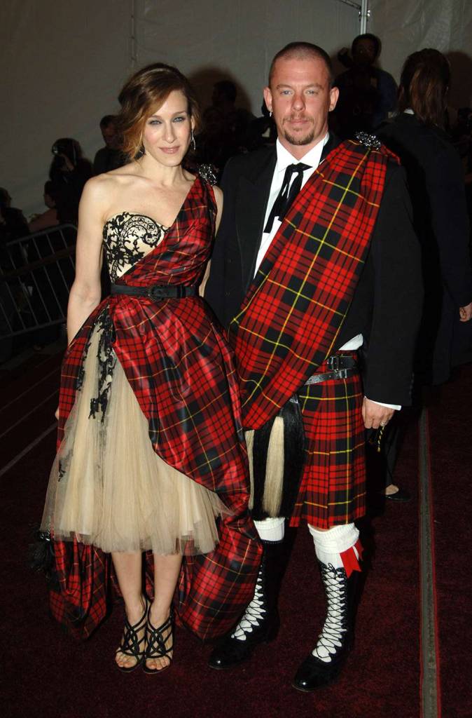 sarah-jessica-parker-met-gala Sarah Jessica Parker ao lado do icônico estilista Alexander McQueen, no Met Gala de 2006.