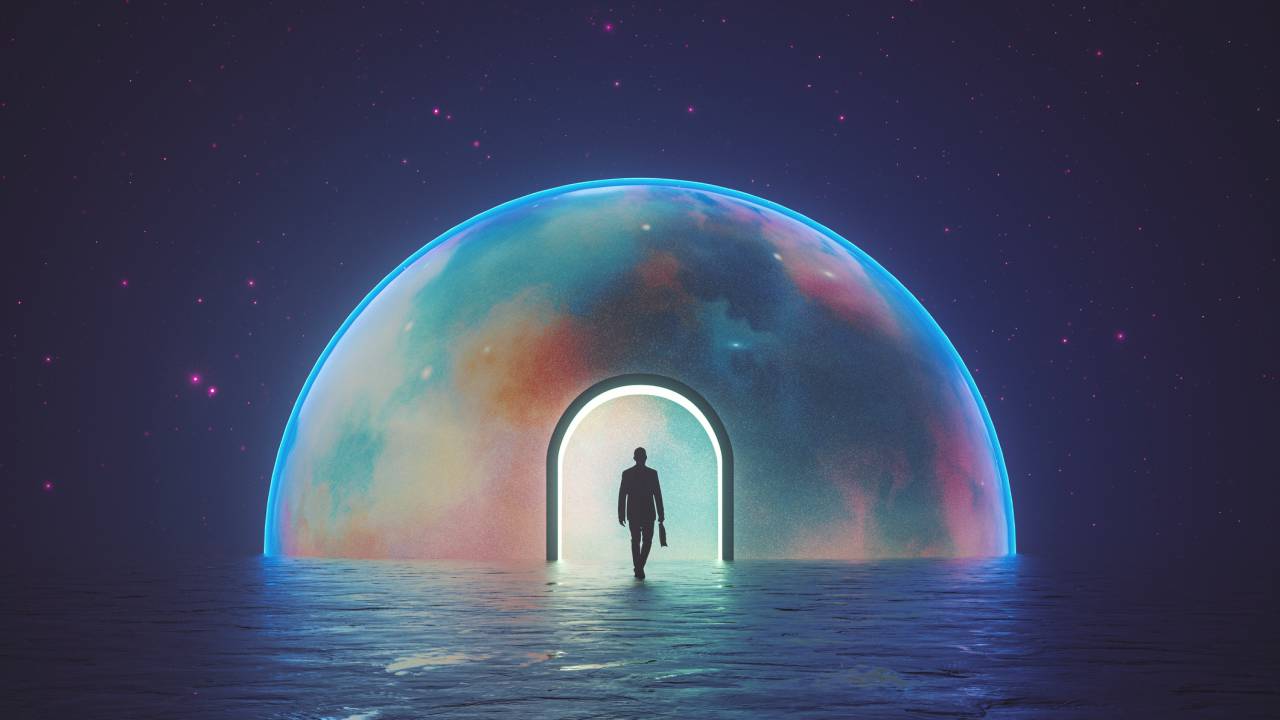 Homem atravessando um portal para outra dimensão; a imagem é psicodélica e possui fortes tons azuis.
