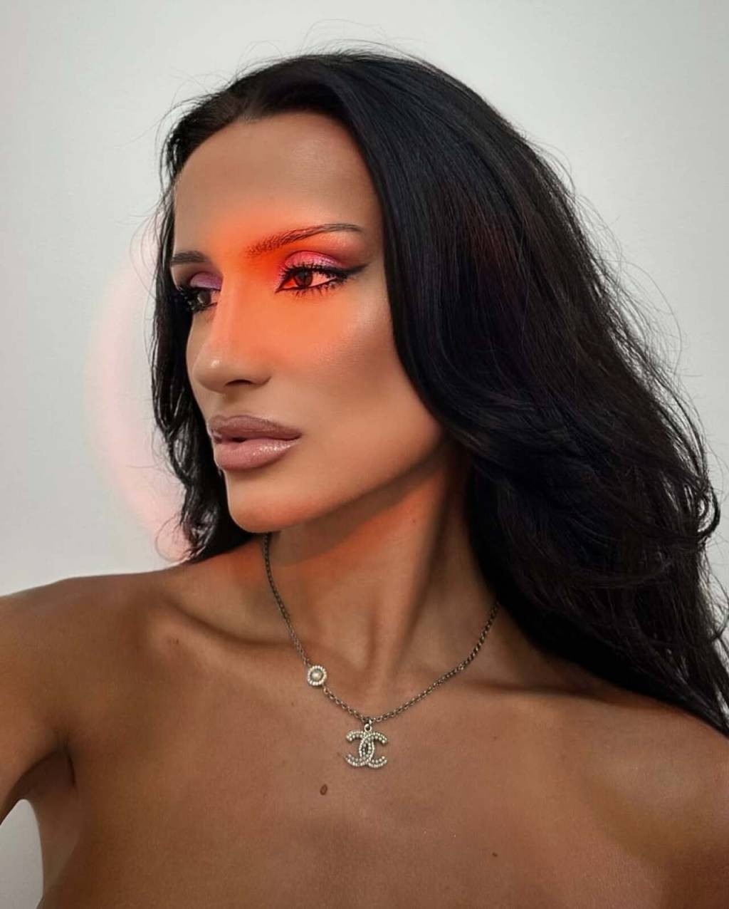 sobrancelhas-finas-insta (3) Selfie de mulher morena exibindo suas sobrancelhas finas.