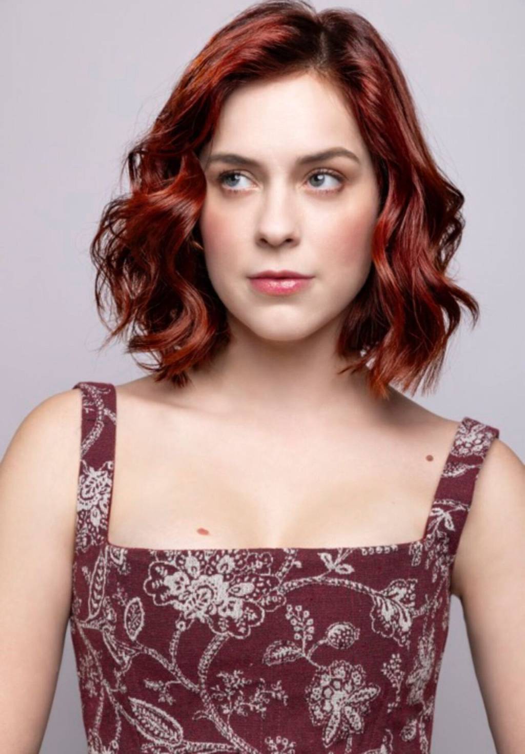 tons-cabelo-inverno (2) Imagem de mulher com cabelos curtos ruivos cereja.