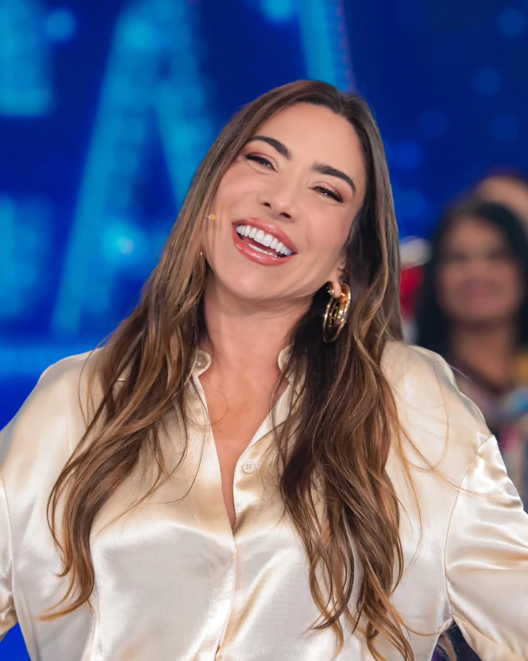 Imagem mostra Patrícia Abravanel sorrindo e exibindo seus cabelos em tom Over Brunette.