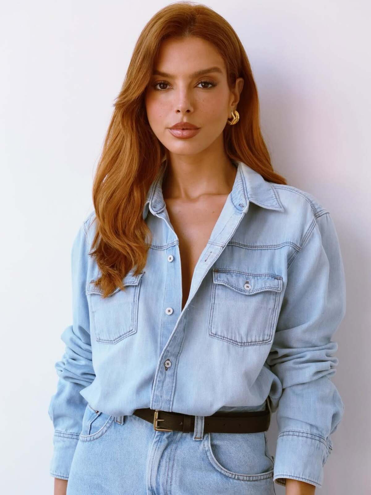 Imagem mostra Giovanna Lancellotti com visual marrom avermelhado, tom de cabelo tendência no inverno 2025.