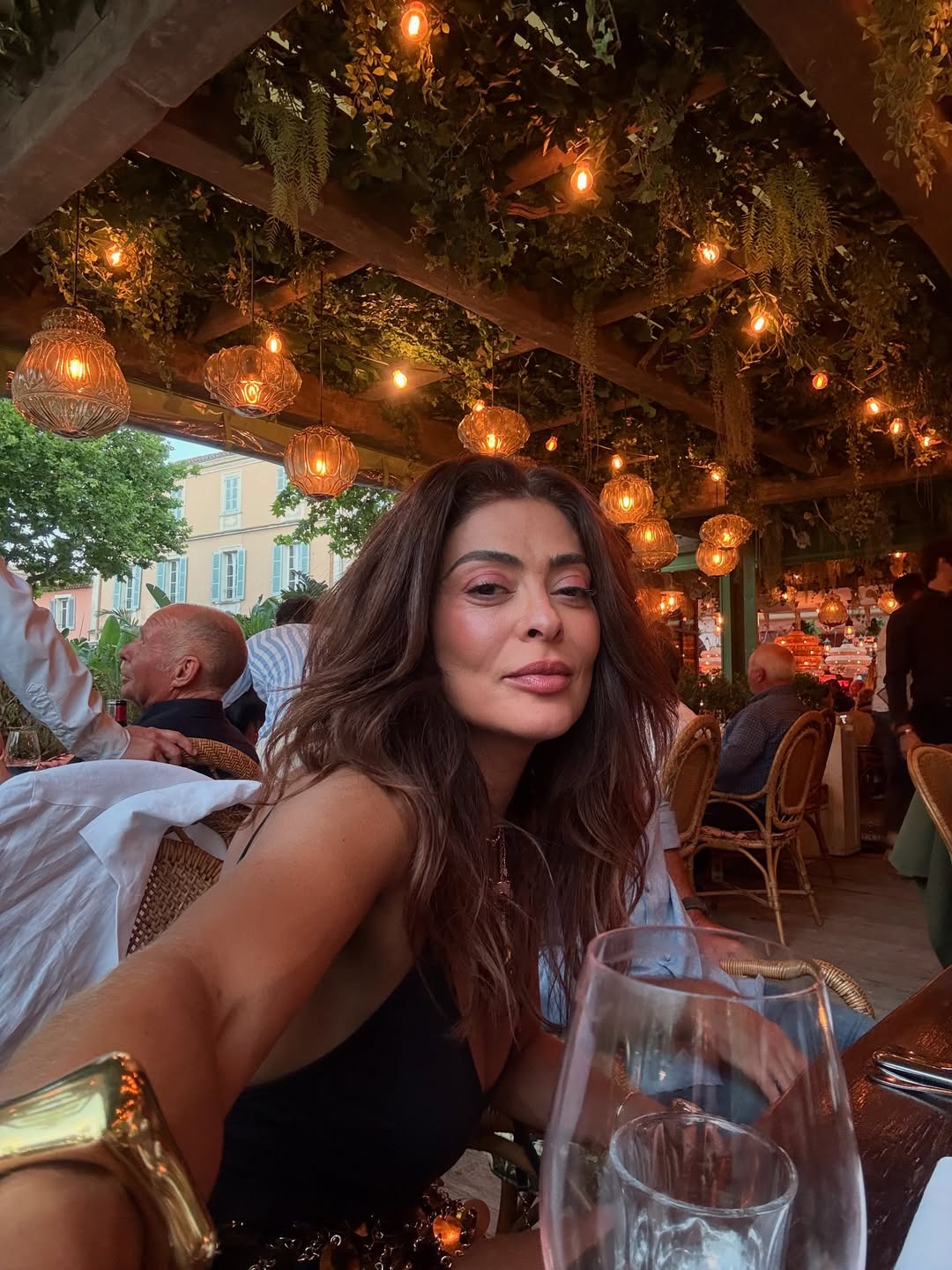 Imagem mostra a atriz Juliana Paes com seus cabelos castanhos naturais.