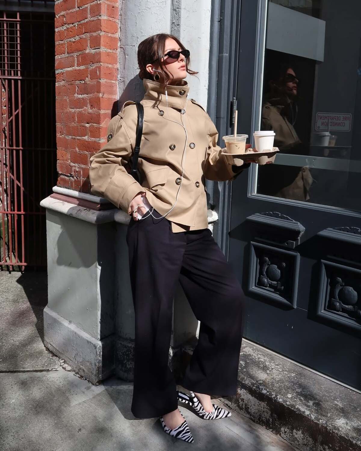 Imagem de mulher exibindo visual com trench coat cropped cáqui.