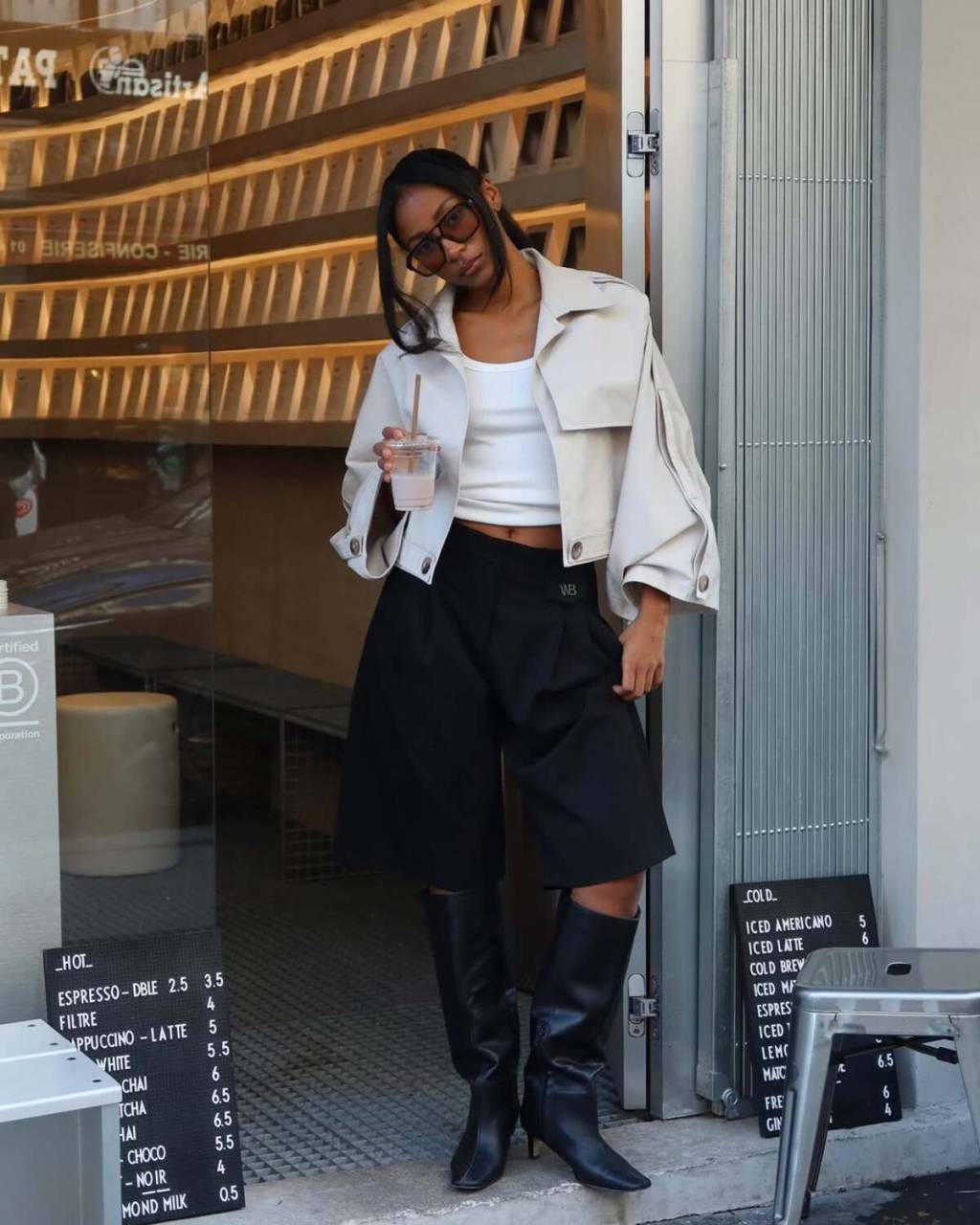 trench-coat-cropped (12) Imagem de mulher exibindo visual com trench coat cropped off-white.