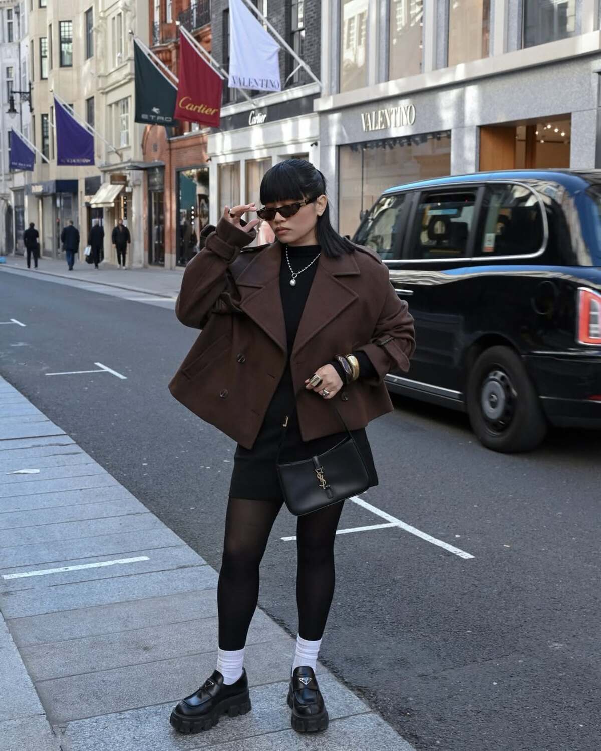 Imagem de mulher exibindo visual com trench coat cropped marrom.