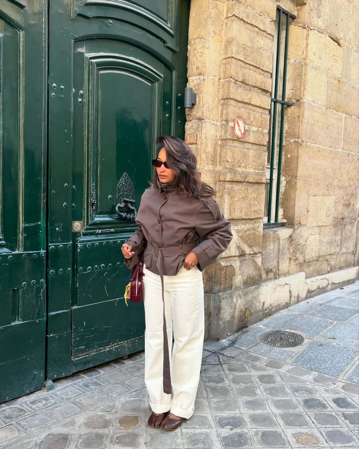 Imagem de mulher exibindo visual com trench coat cropped marrom.
