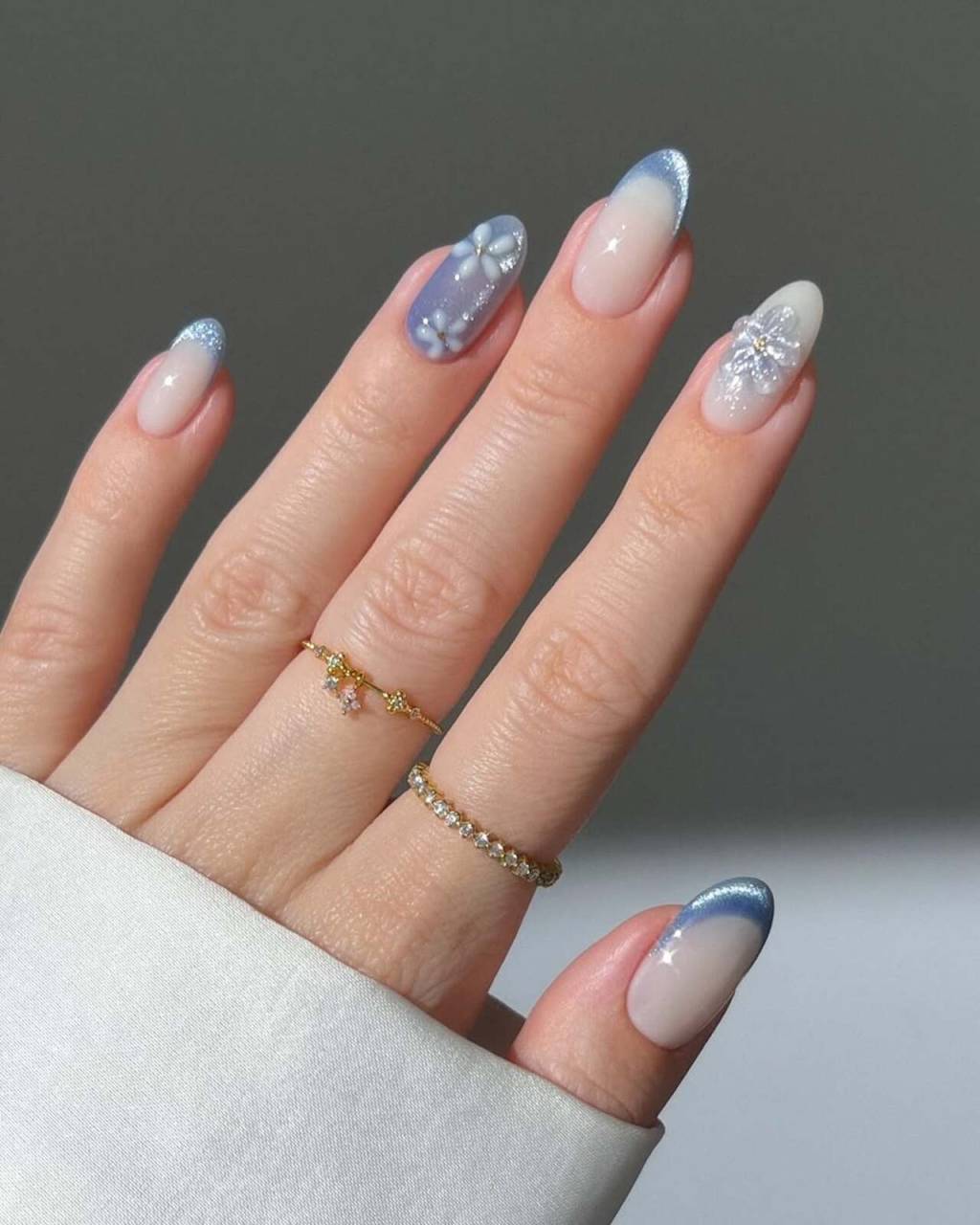 unhas-tematicas-inverno (1) Imagem de mão branca exibindo nail art azul temática para o inverno.