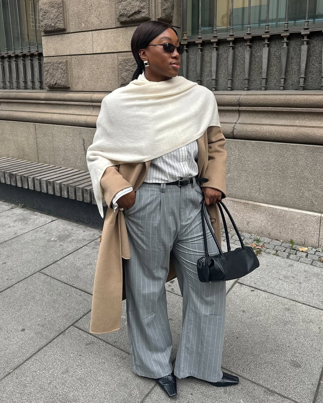 Look com poncho de tricô para o inverno
