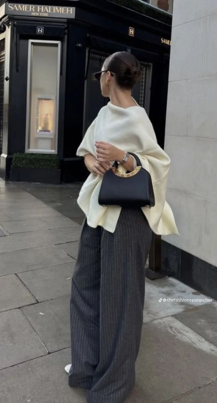 Look elegante com poncho bege e calça reta