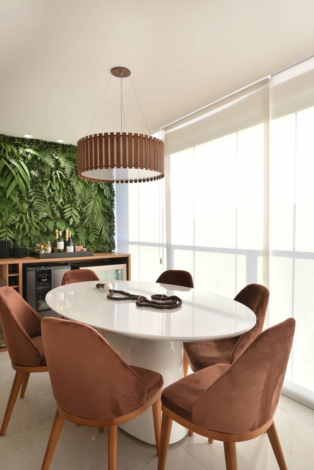 DBALE Arquitetura – Foto Sidney Doll A varanda com bar se torna protagonista na casa para a recepção dos amigos.