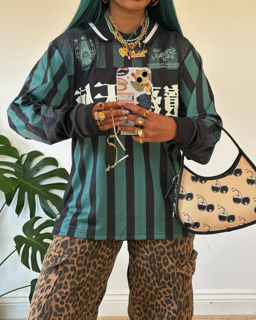 Look mix de estampas com camisa de time
