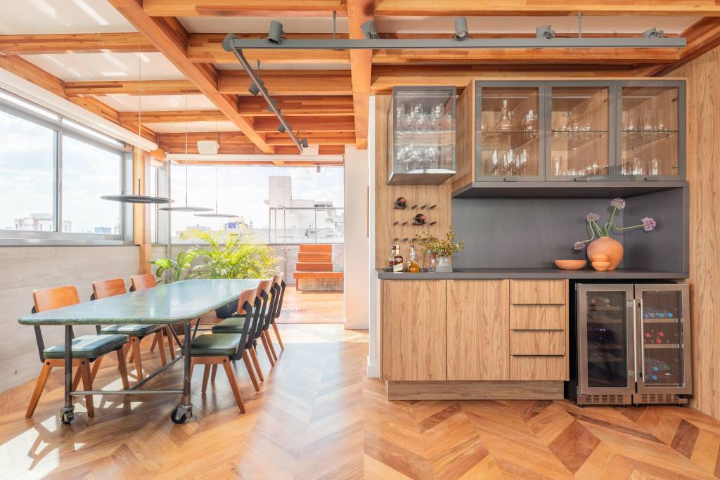 5. Pietro Terlizzi Arquitetura – Foto Guilherme Pucci Espaços que combinam marcenaria inteligente, design funcional e aquele clima perfeito para reunir amigos, com taças, drinks e boas conversas sempre à mão
