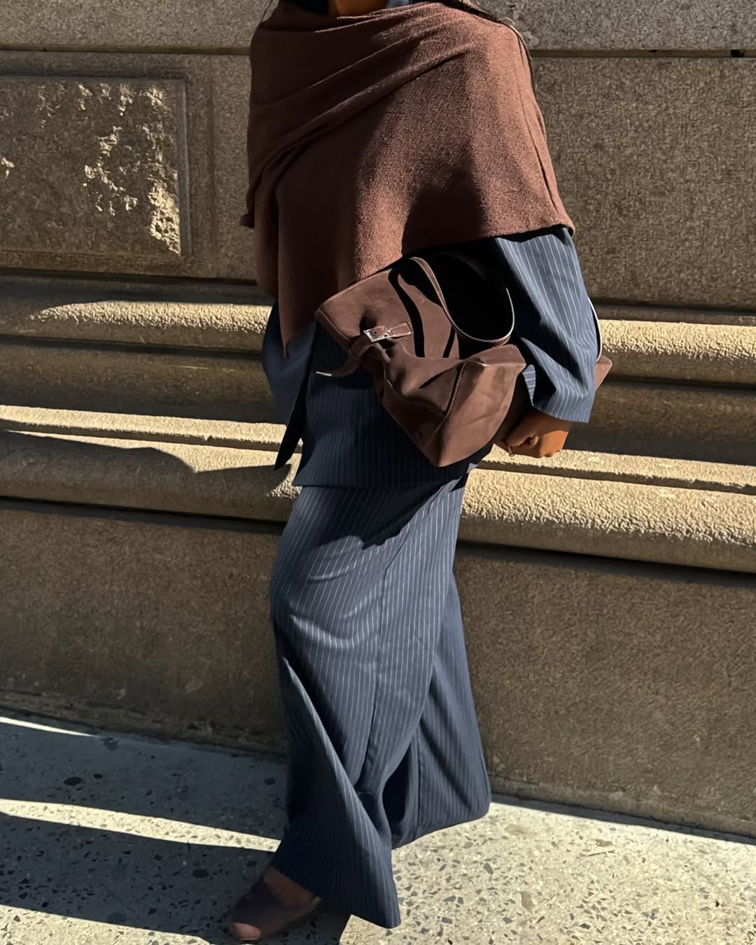 Look urbano com poncho e calça flare