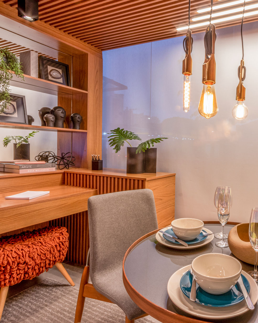Mantas, almofadas e tapetes deixam o ambiente mais intimista e confortável. Projeto Studio S | Arquitetura e Interiores