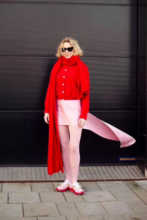 Usar um look inteiro de uma cor só e deixar a meia-calça como ponto de destaque é uma estratégia certeira. Assim, ela vira o centro das atenções e dá um toque moderno ao visual, sem precisar de muito esforço.