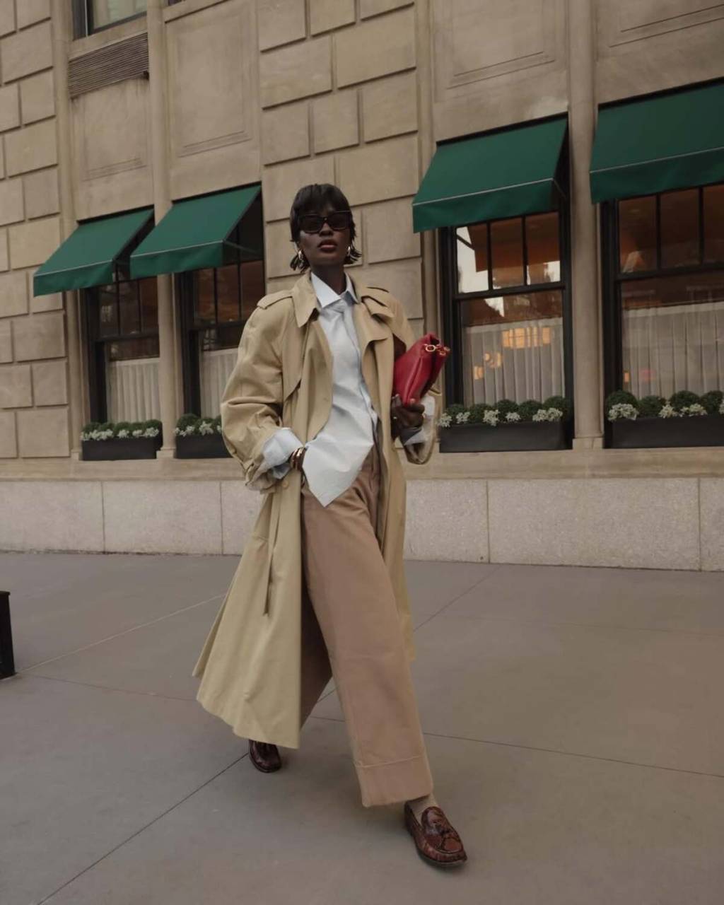 Looks-inverno-Nova-York (3) Imagem de mulher vestindo trench coat e visual cheio de camadas.