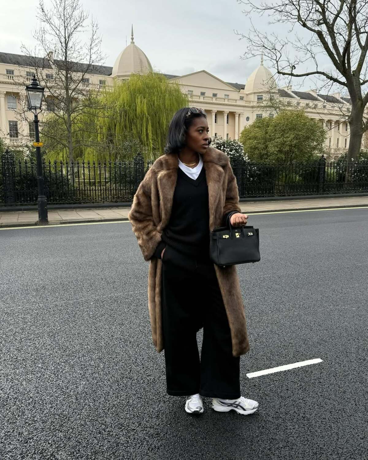 Três imagens mostram mulher com looks inspirados em Nova York.