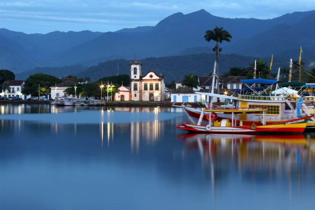 Passeios de barco pelas ilhas, visitas a alambiques e trilhas ecológicas são facilmente contratados em agências locais. Com programação cultural frequente e excelente gastronomia, esta é uma opção certeira para quem busca uma experiência sem carro.