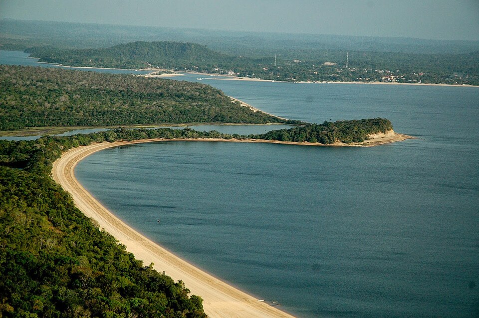 Alter do Chão encanta com seus rios, que possibilitam o banho, mergulho e passeios de barco. A cultura local, fortemente ligada aos povos ribeirinhos, oferece uma experiência rica em trocas humanas, sabores amazônicos e música popular