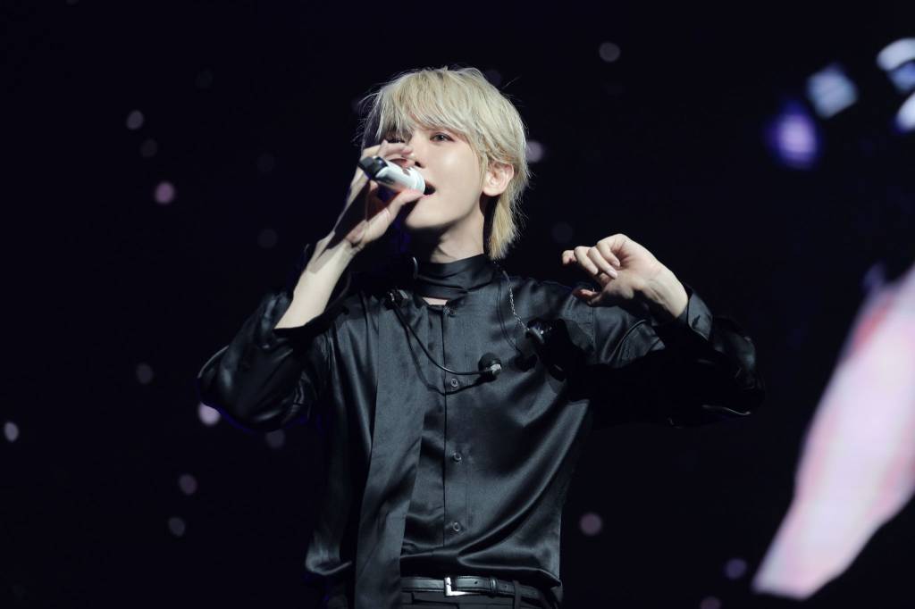 baekhyun-show-brasil-turne-reverie Baekhyun com mic na mão durante essa sessão da tour Reverie no Brasil.