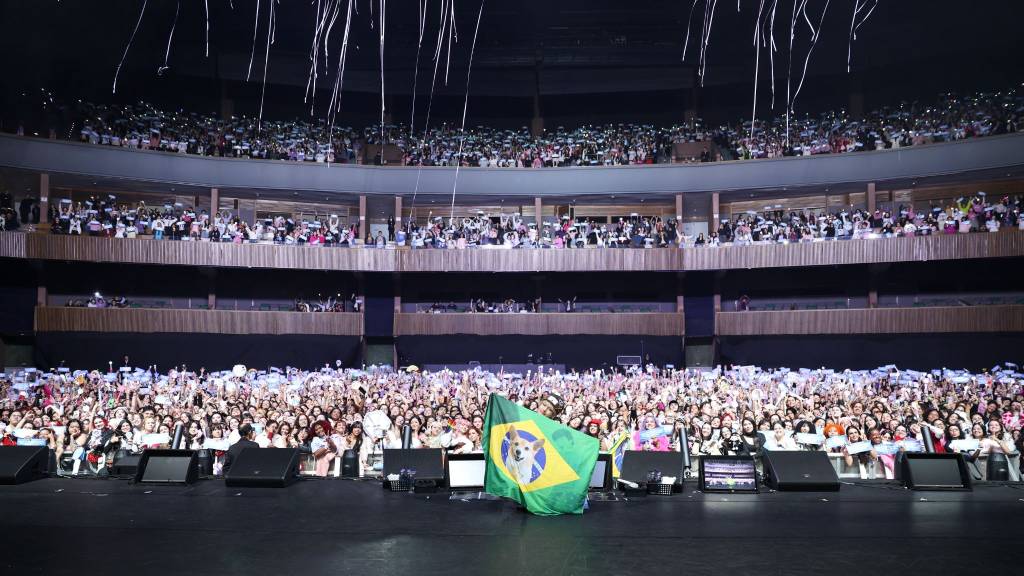 baekkhyun-com-bandeira-do-brasil-show Baekhyun tirando foto com os fãs ao fim do show do dia 15 de junho.