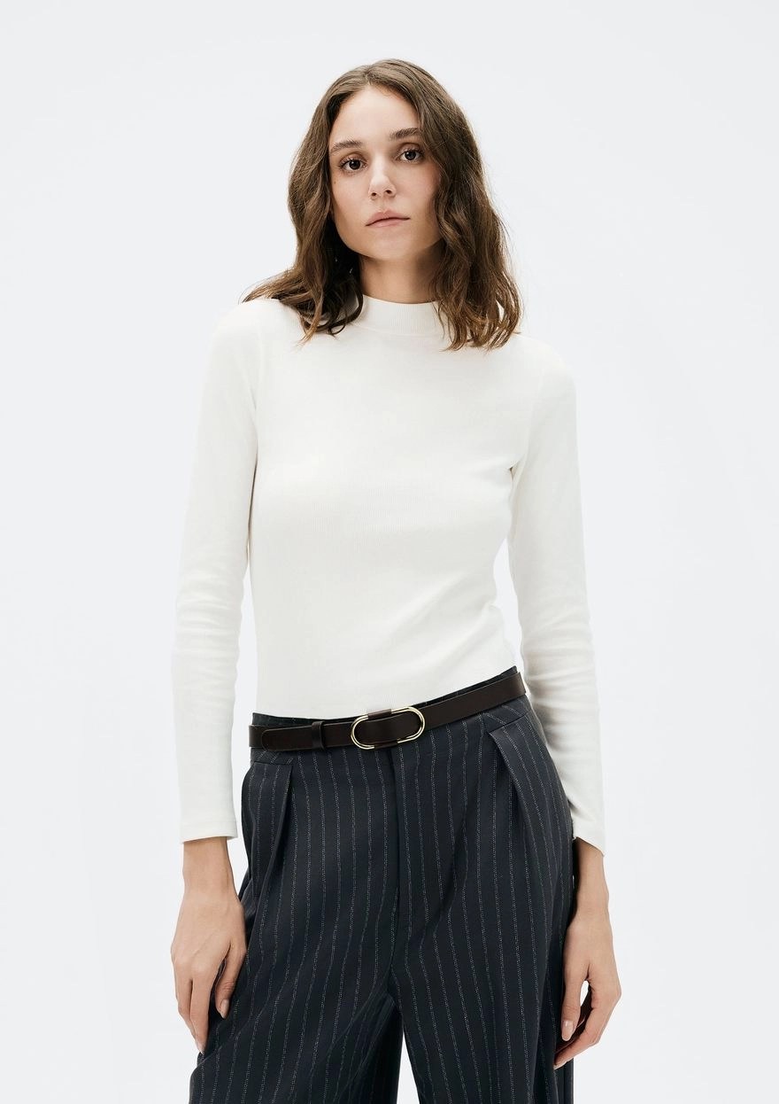 Blusa de gola alta branca