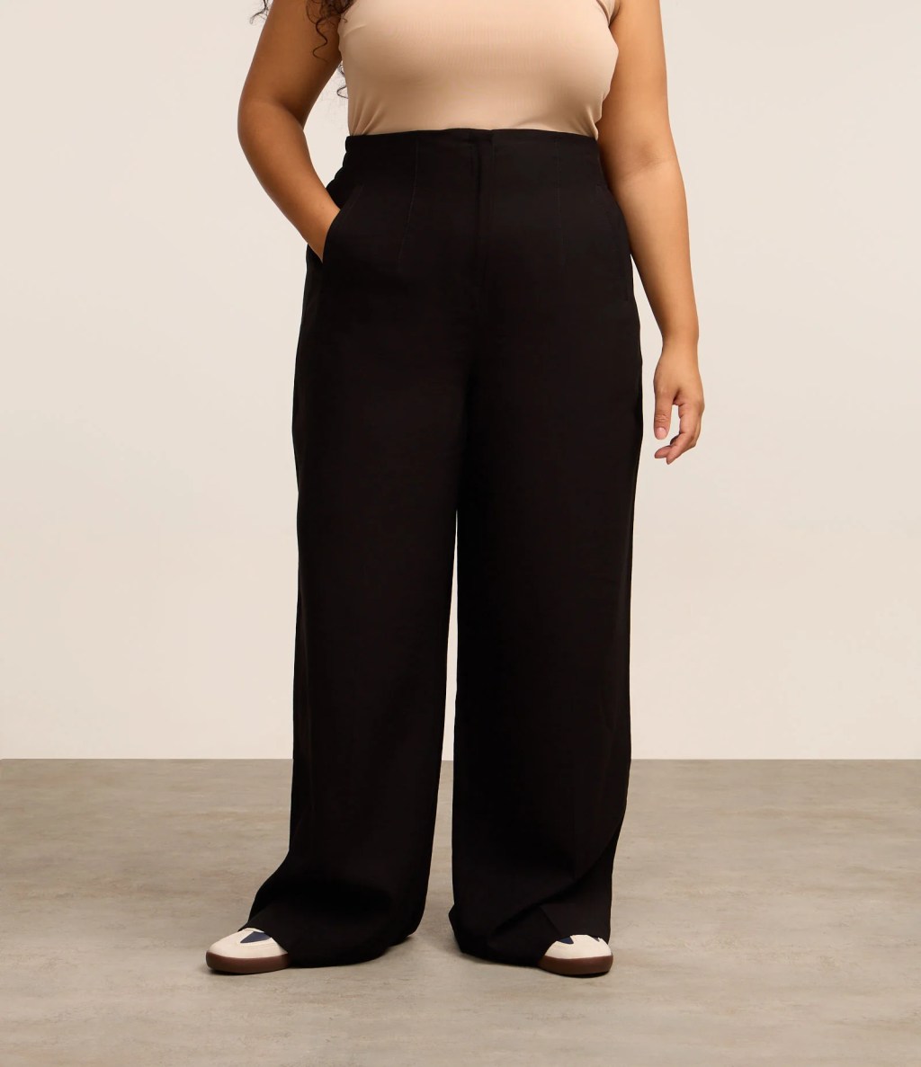 Calça plus size preta wide leg