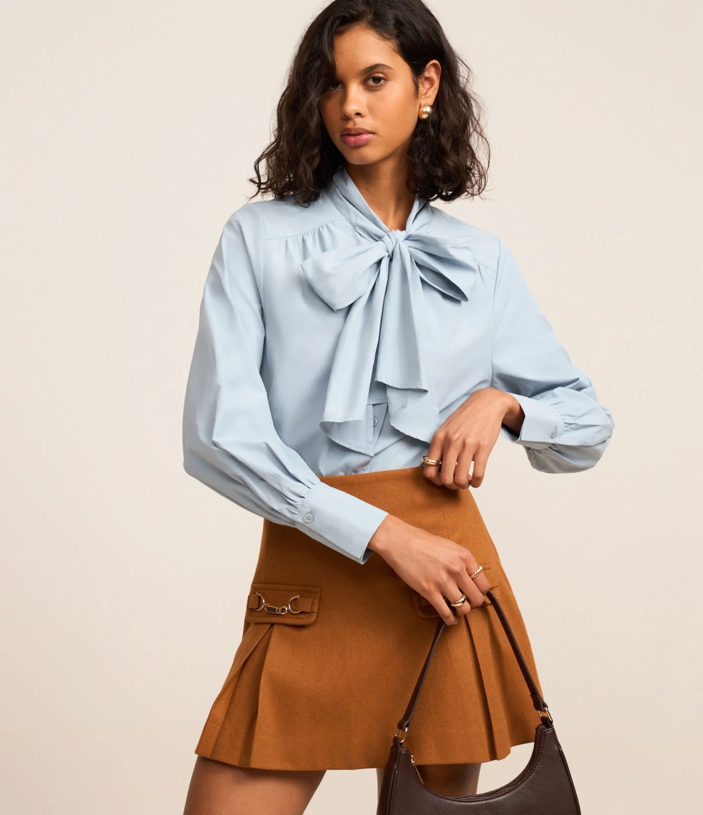 Camisa azul com laço