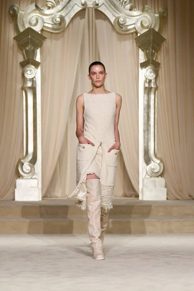 botas brancas até o joelho ganham destaque no desfile da chanel