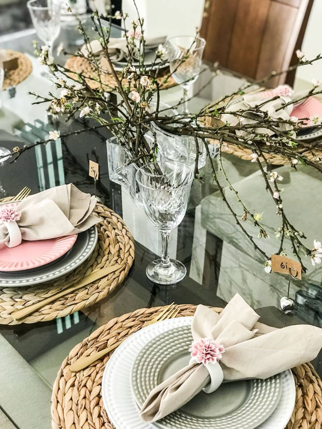 como-decorar-mesa-com-galhos Como decorar mesa posta usando o que já tem