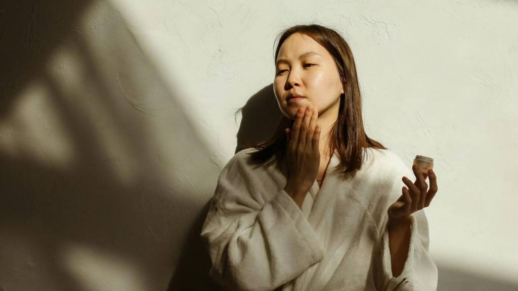 Microagulhamento sem agulhas? A tendência coreana de cremes polêmicos para a pele