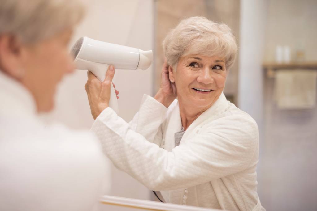 Como cuidar dos cabelos após os 50: maciez, brilho e nada de frizz