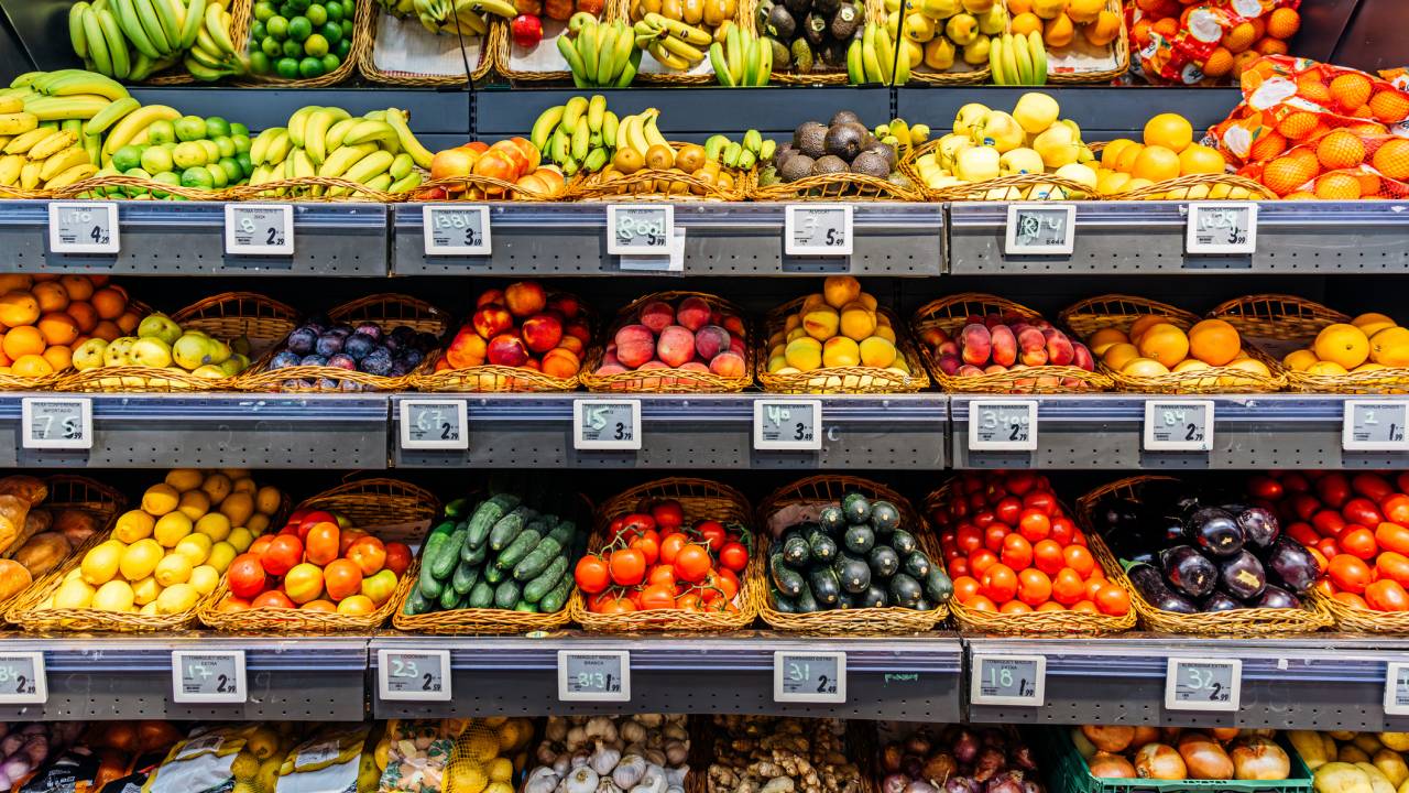 Frutas e vegetais frescos em uma barraca de mercado para venda no supermercado.