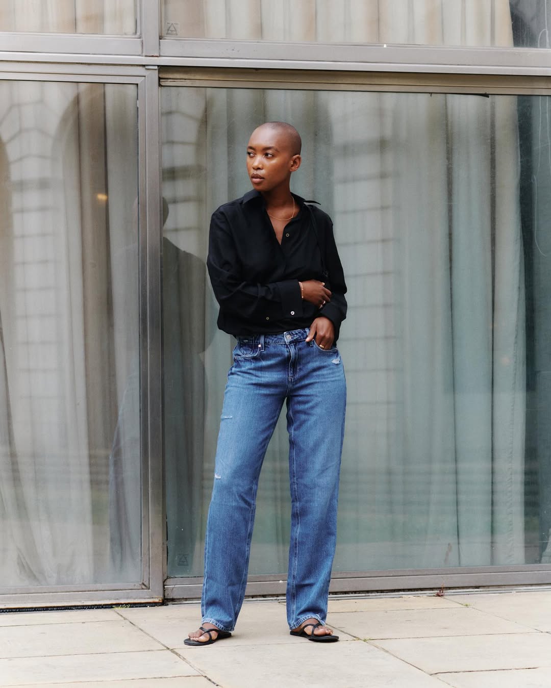 Aposte em um look casual com camisa e jeans