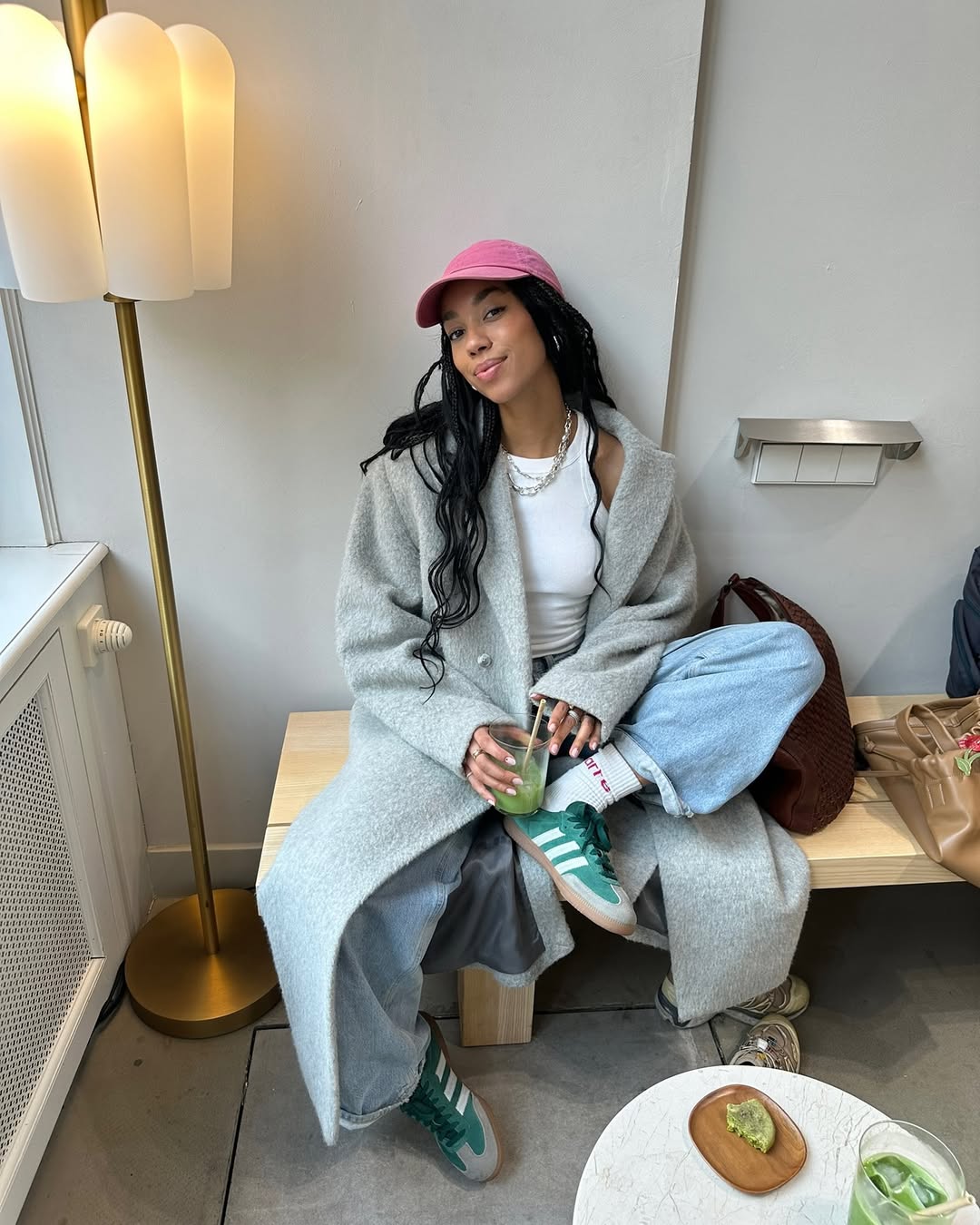 Look com tênis Adidas Samba verde e jeans claro, tendência das fashionistas