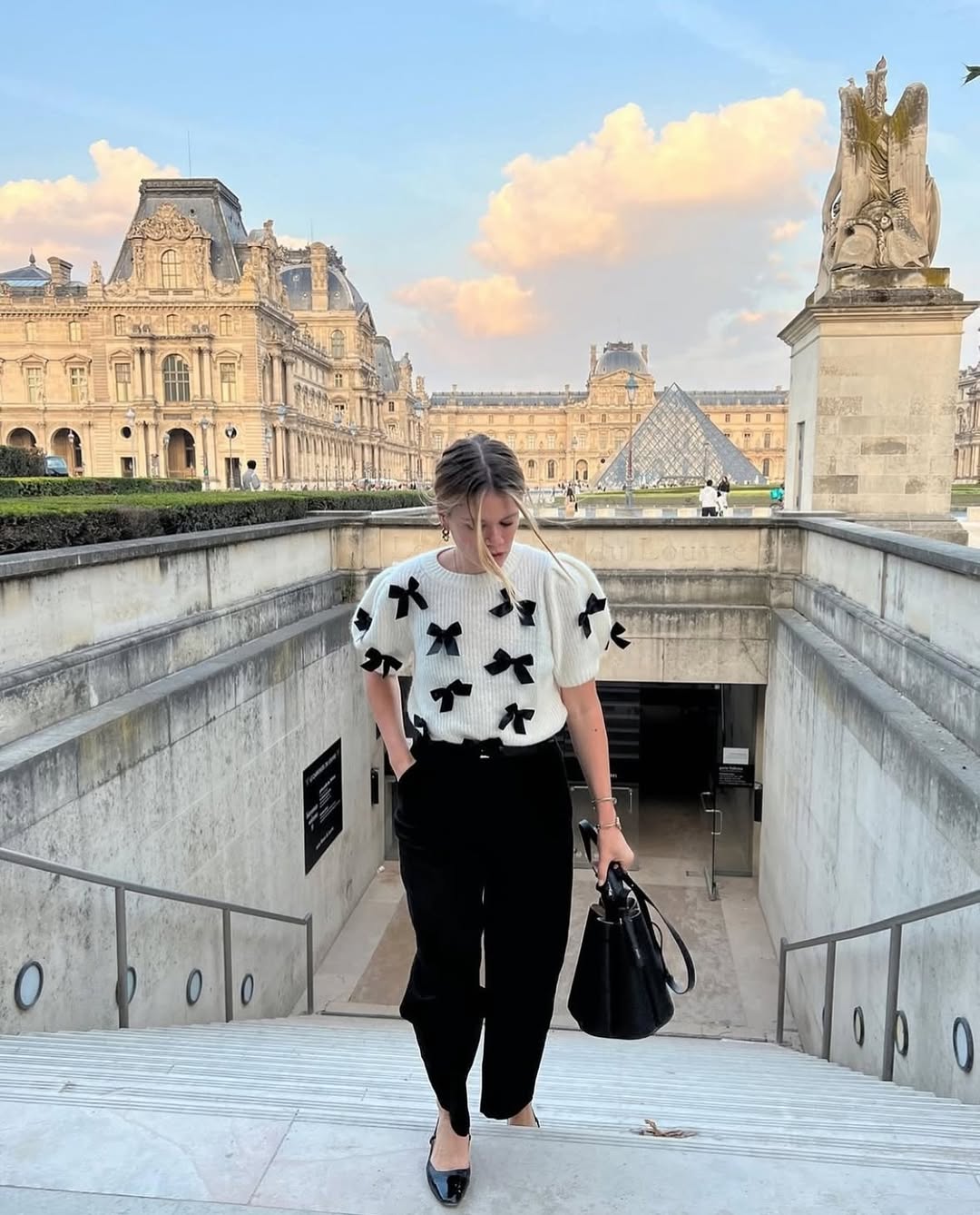 Look com calça jeans e sapatilha