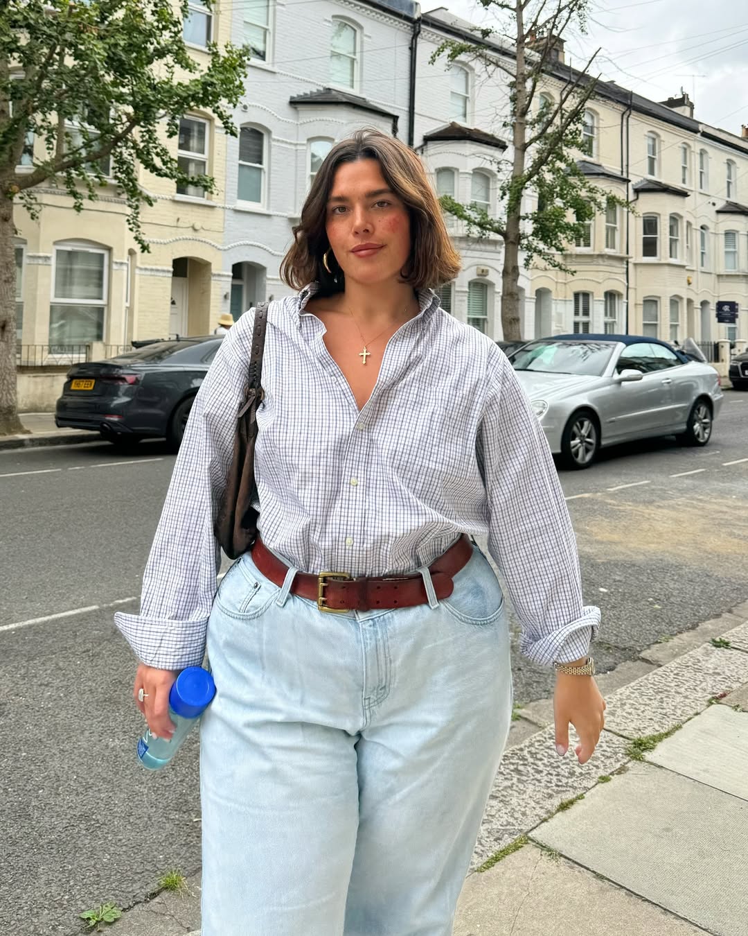O cinto básico adiciona um charme ao look com camisa e jeans