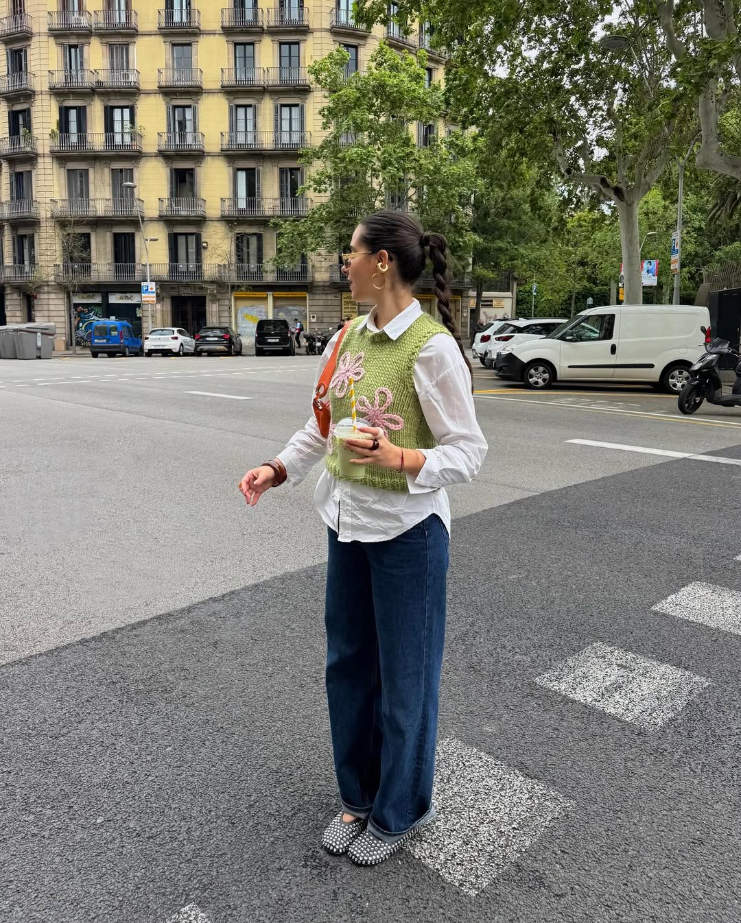 Look com camisa e colete é perfeito para a temporada de outono-inverno