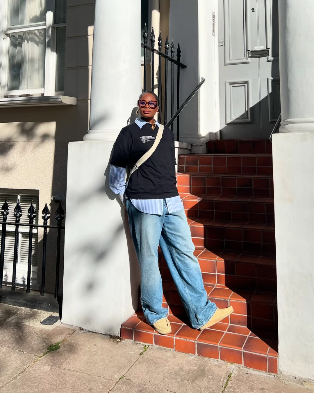A camiseta dá um toque de streetstyle ao look com camisa