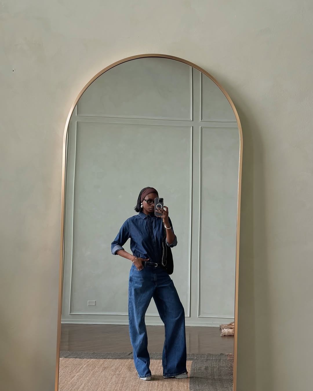 Aposte em uma camisa jeans para um look monocromático