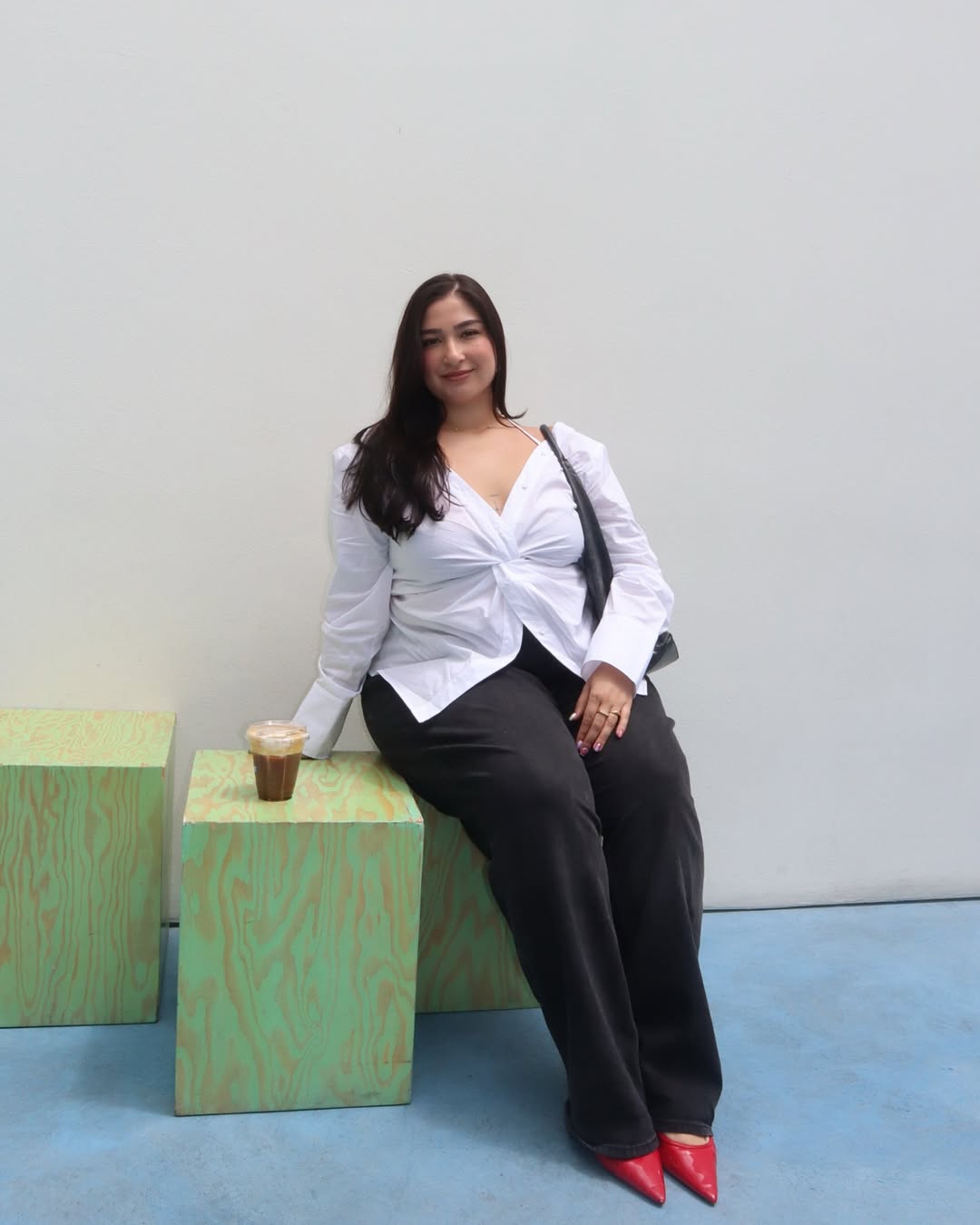 Camisa com modelagens diferentes transformam o look
