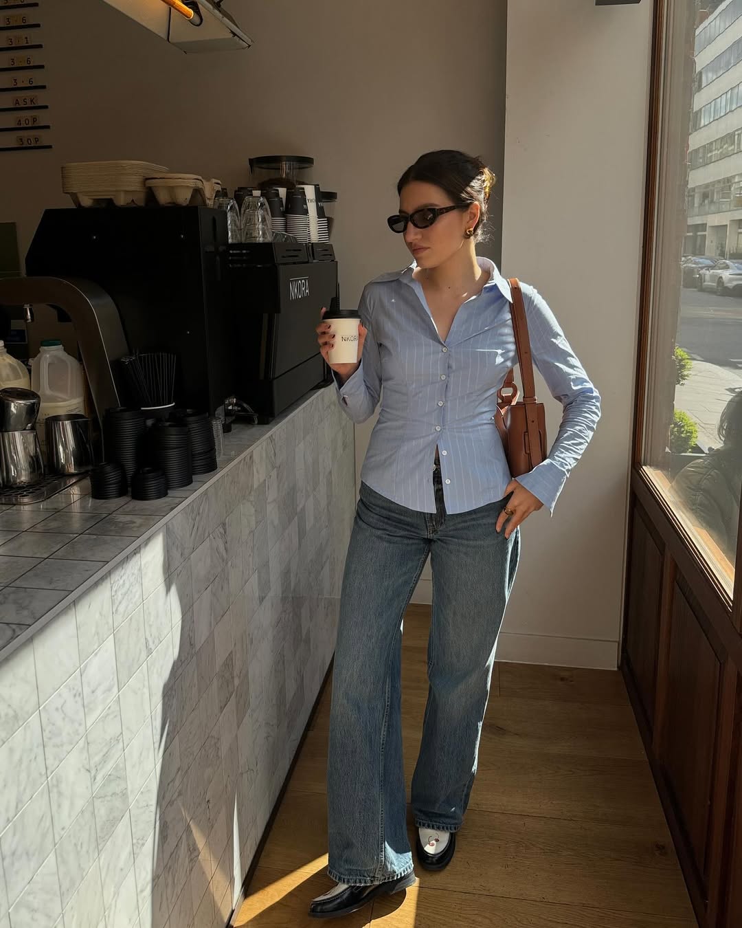 A camisa justa dá um toque delicado ao look