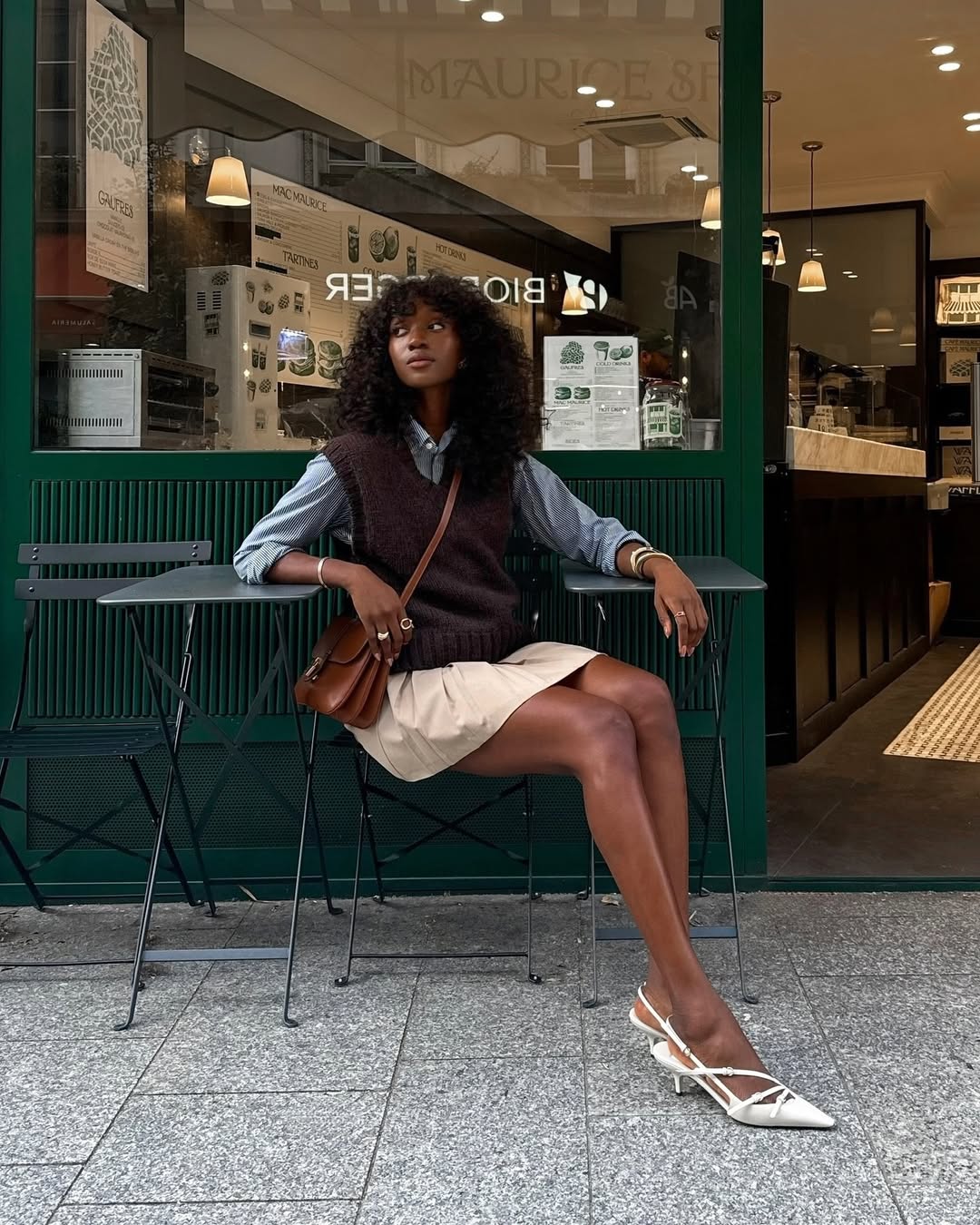 Look com camisa, colete de tricô e saia de alfaiataria