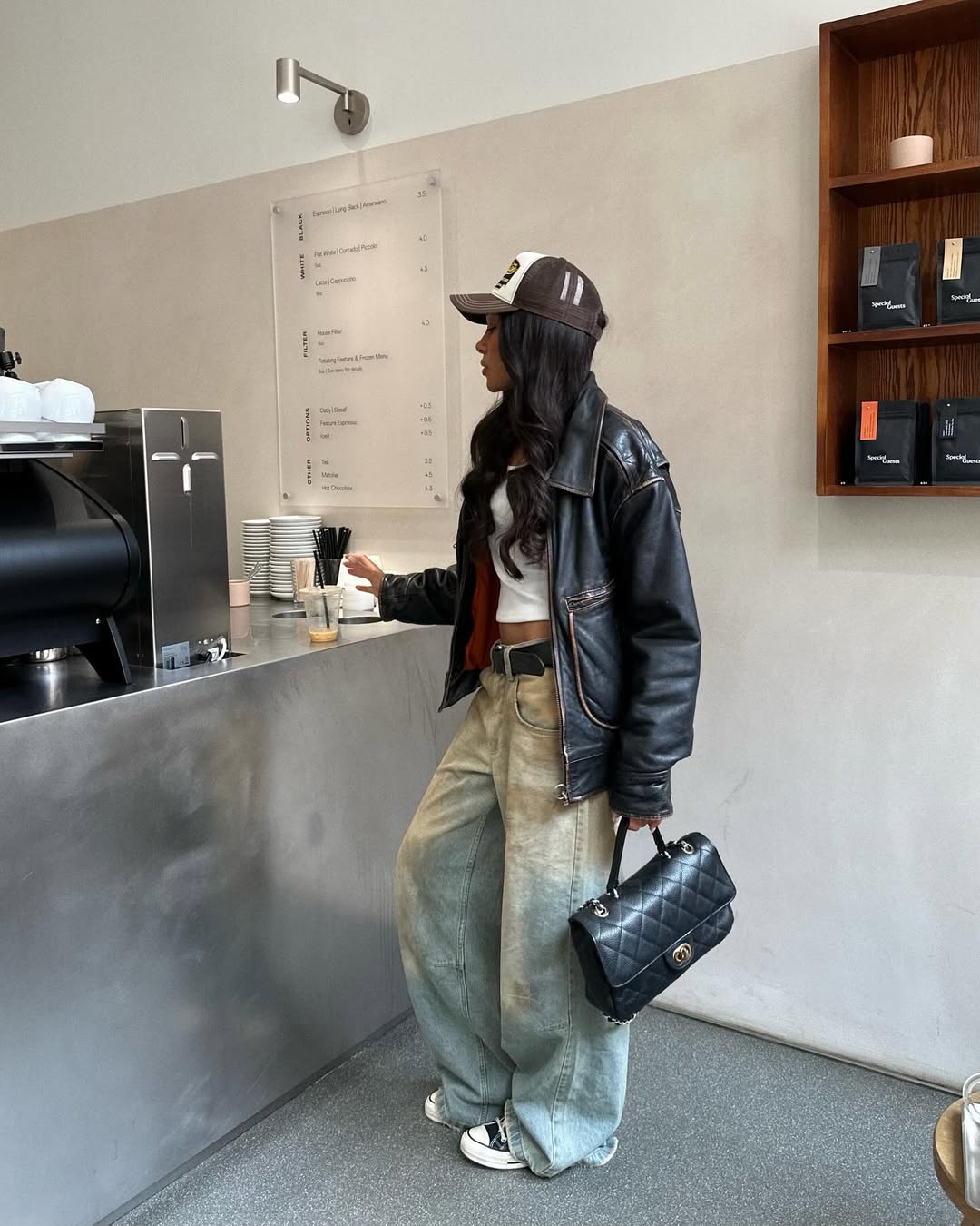 Look com jeans largo e tênis Converse preto, clássico que atravessa gerações