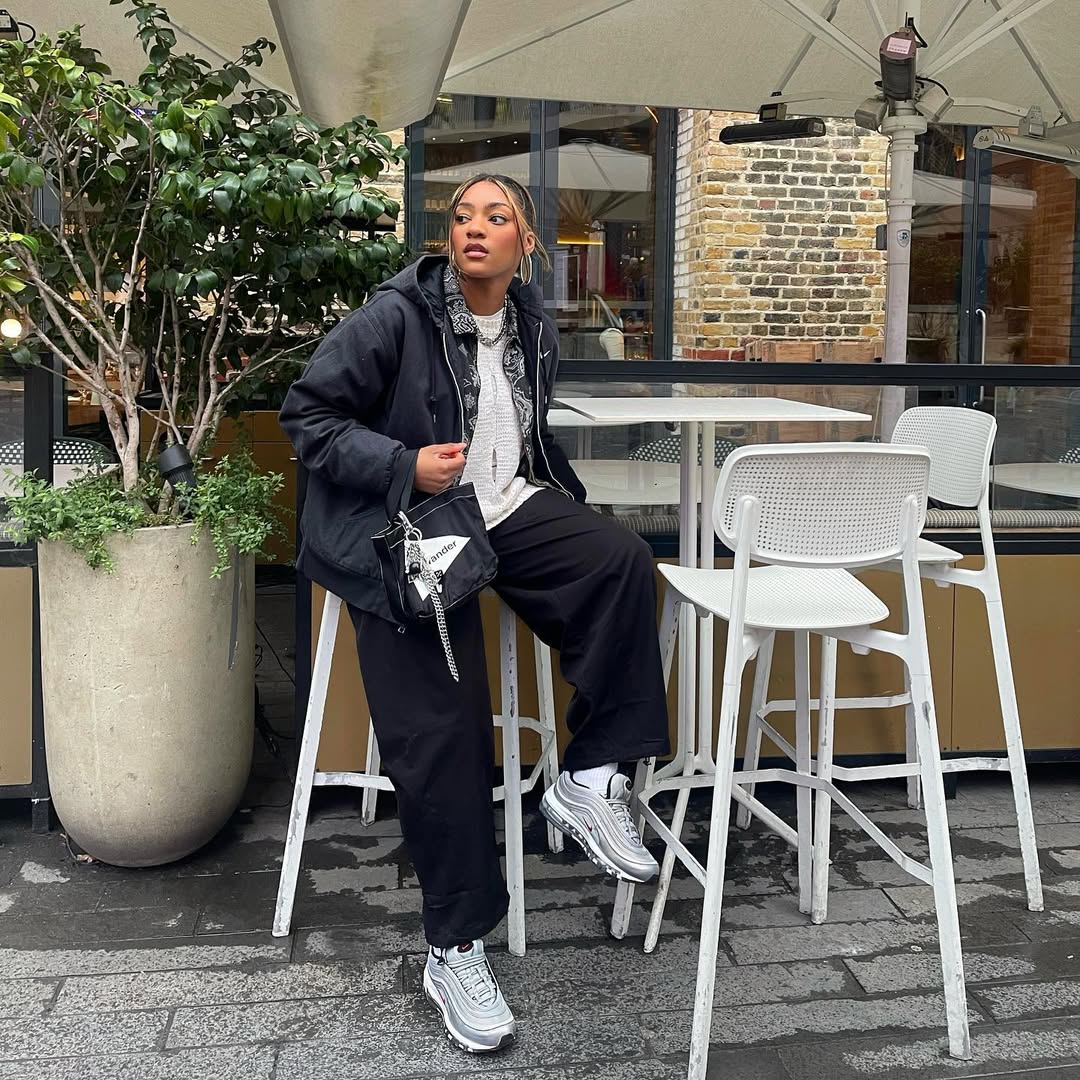 Look com jeans preto e tênis Nike Air Max 97 prata e branco