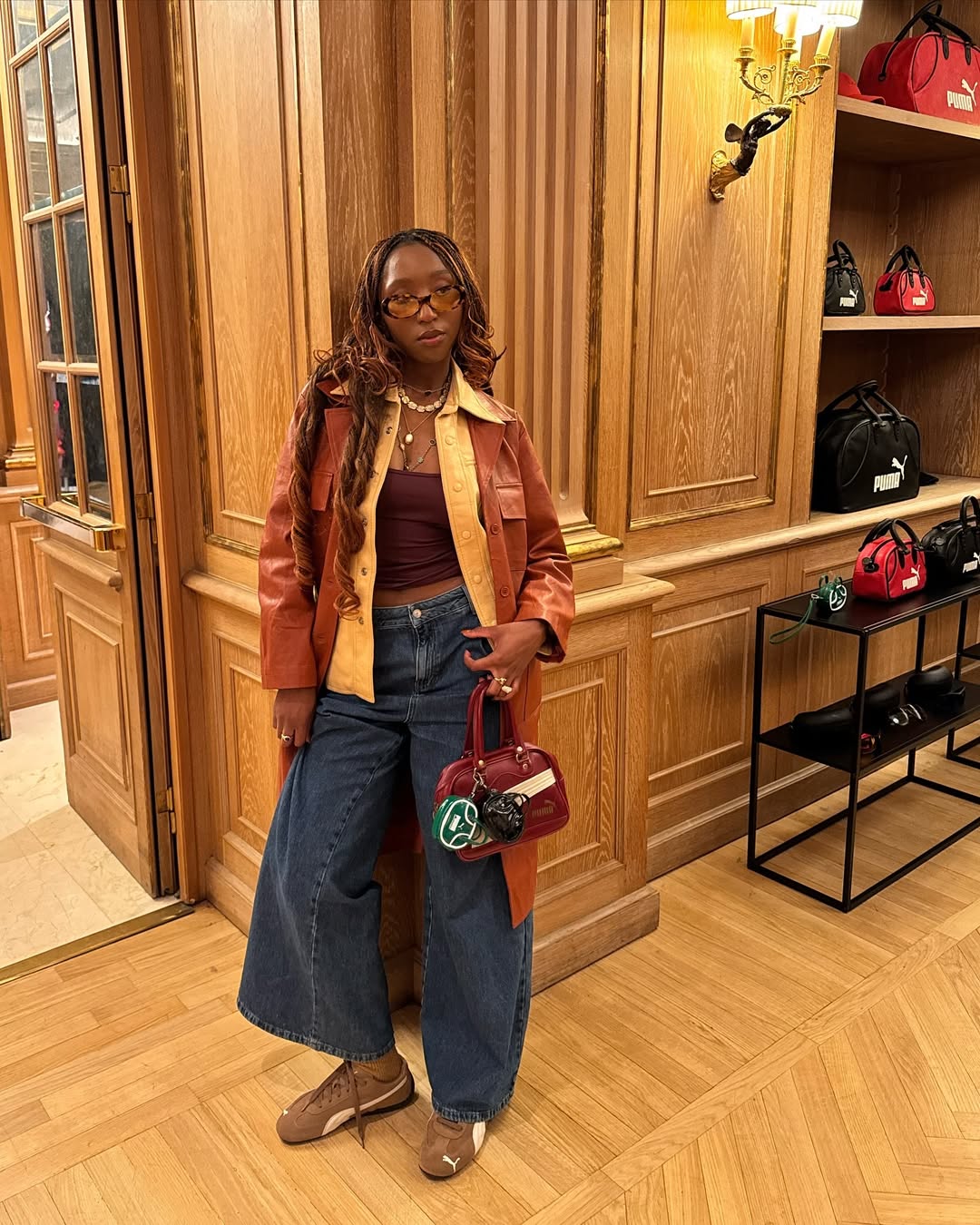 Look vintage com jeans largo e tênis Puma Suede marrom