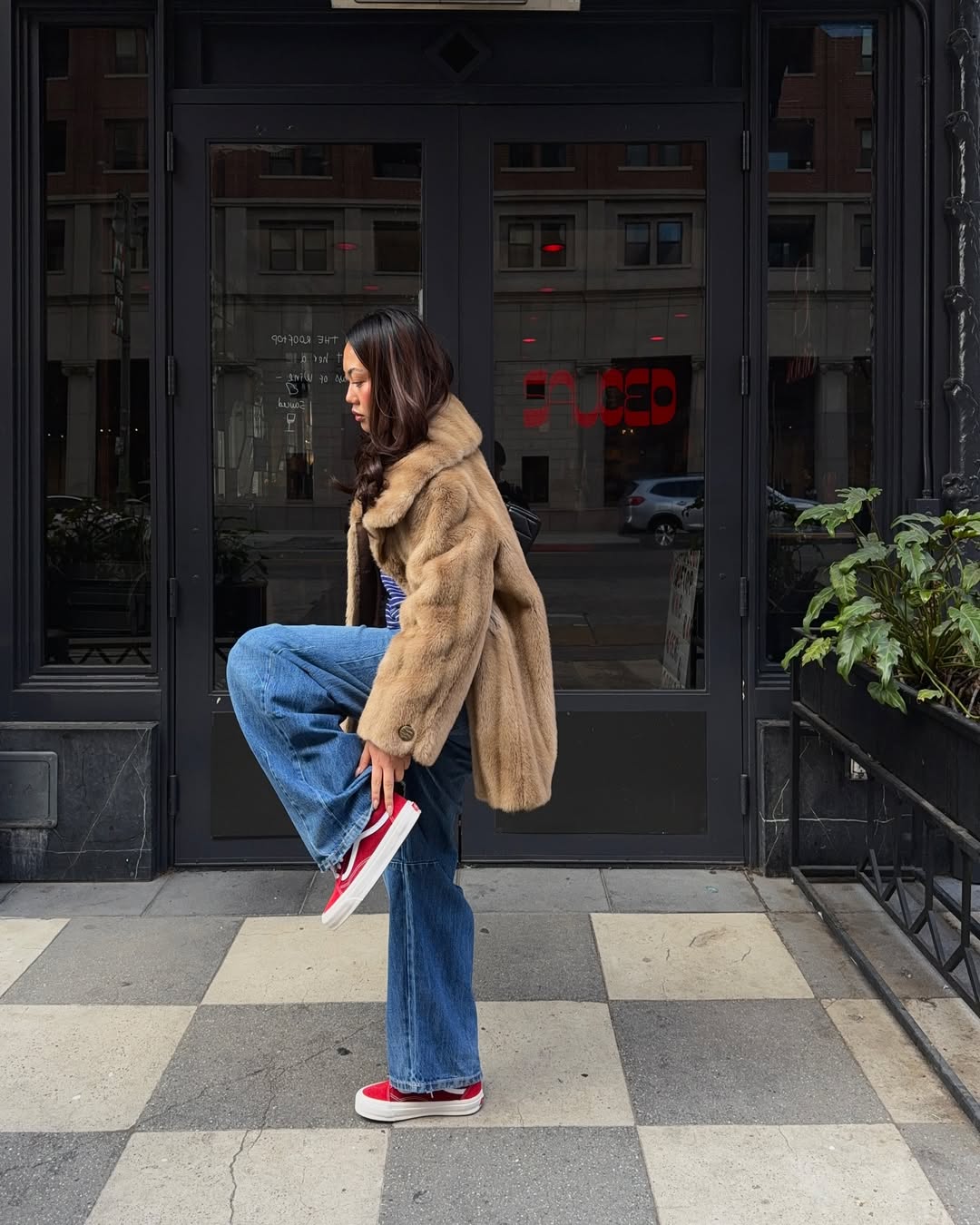 Look com tênis Vans preto e calça jeans larga para visual divertido