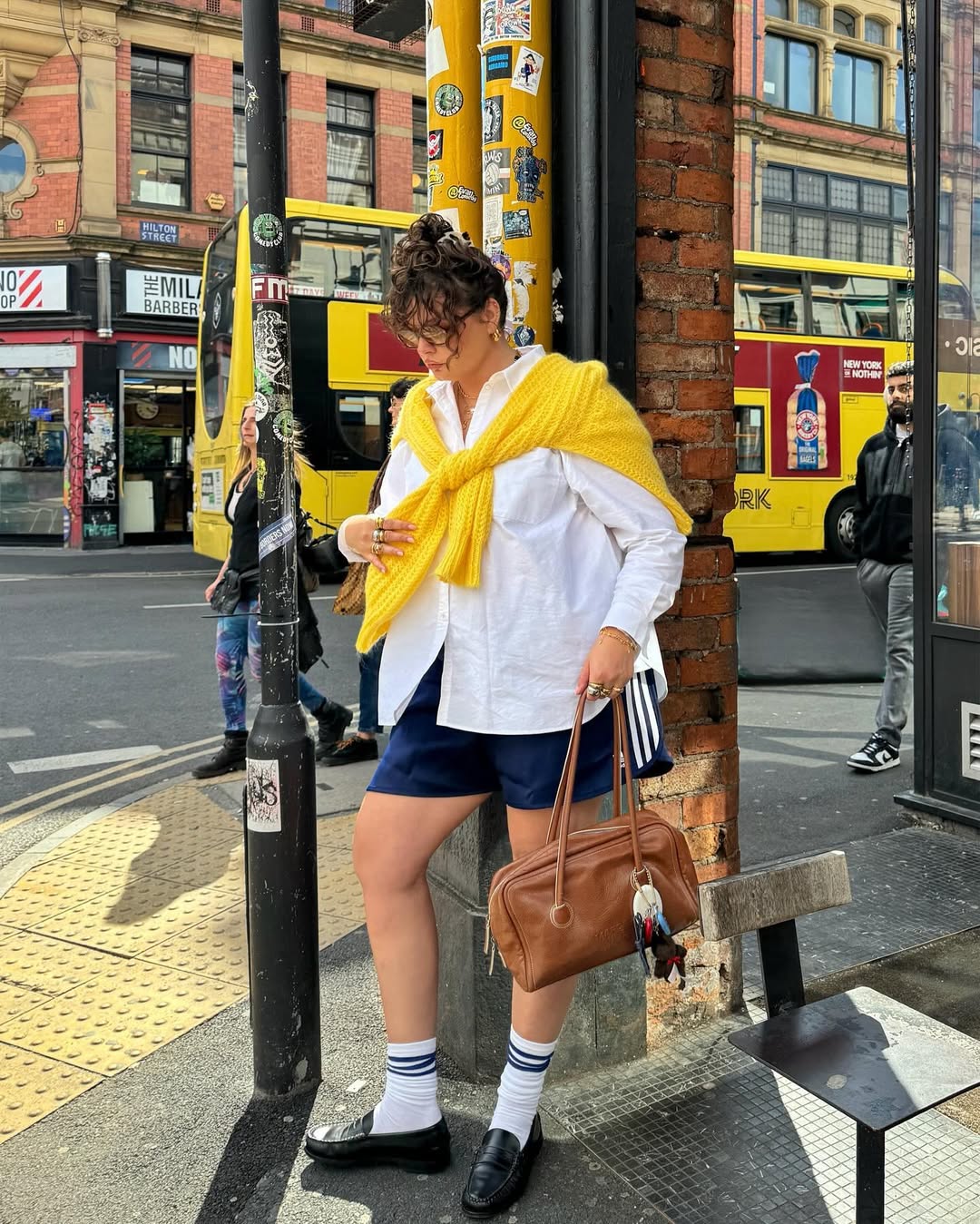 Leggings, calças jogger, camisetas, moletons, jaquetas bomber, tênis esportivos e acessórios como bonés e mochilas são elementos essenciais para o estilo athleisure.