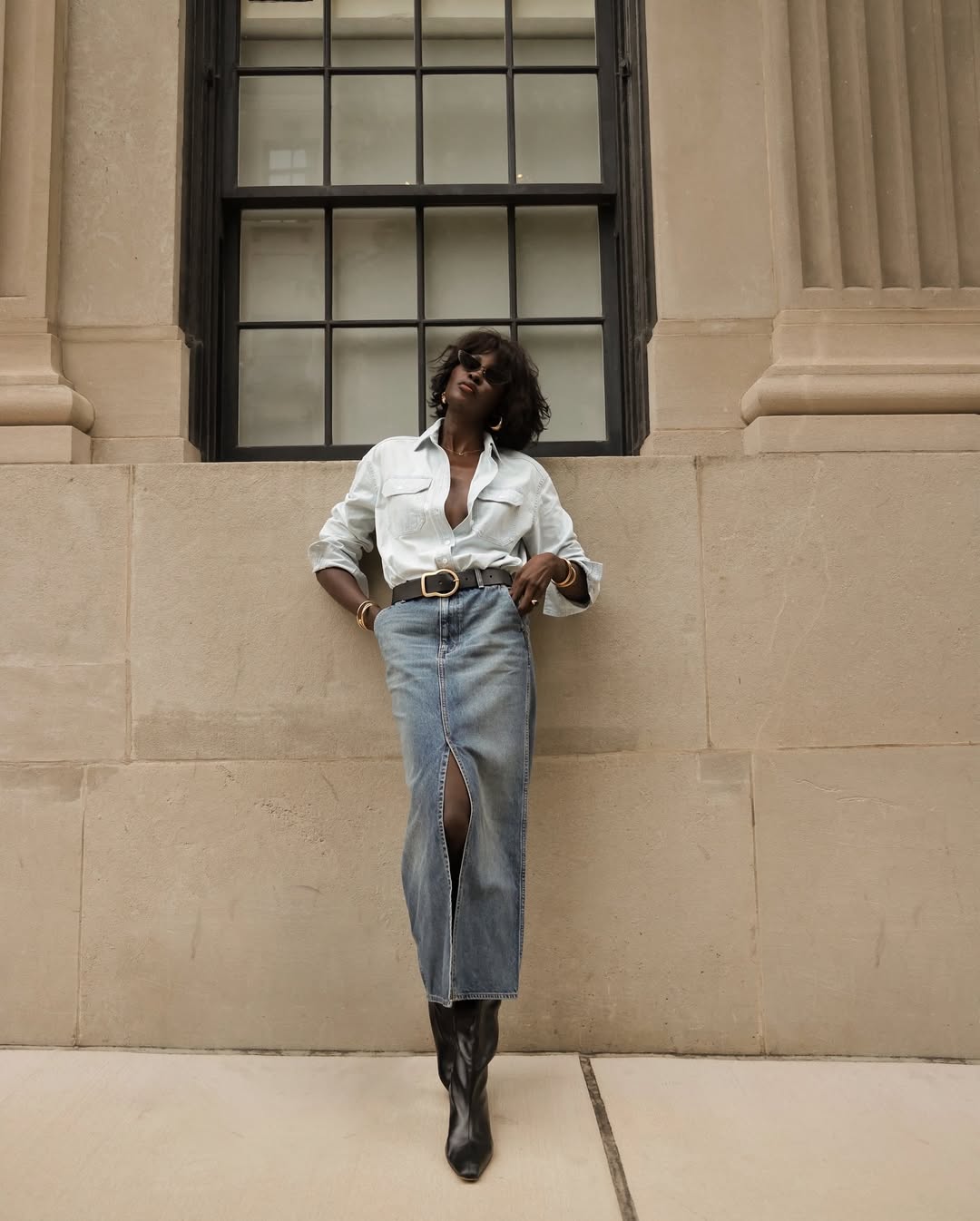 Camisa e calça jeans compõem look fashionista